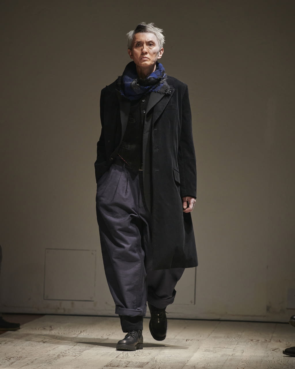 Fashion Week Paris Fall/Winter 2022 look 12 de la collection Yohji Yamamoto menswear