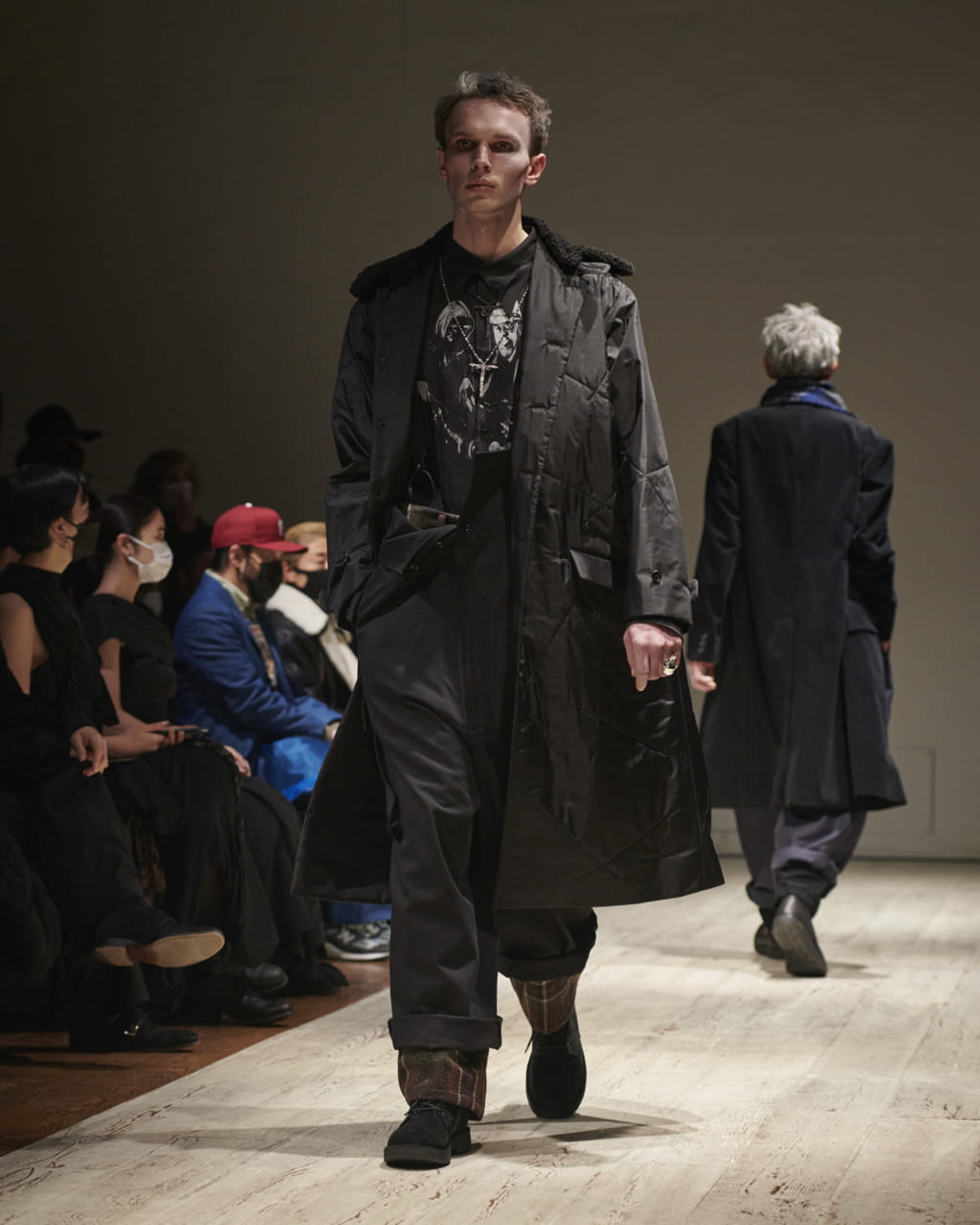 Fashion Week Paris Fall/Winter 2022 look 13 de la collection Yohji Yamamoto menswear