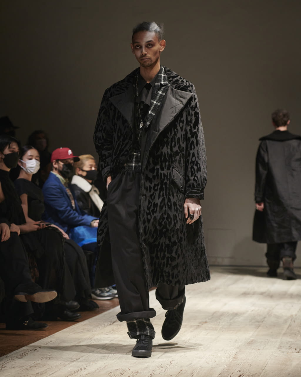 Fashion Week Paris Fall/Winter 2022 look 14 de la collection Yohji Yamamoto menswear