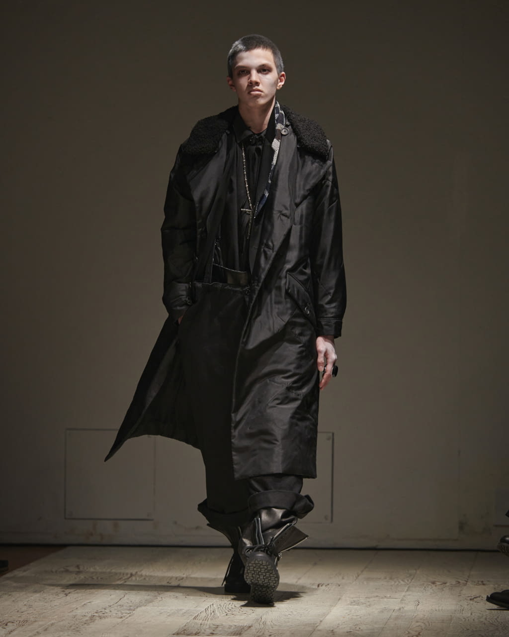 Fashion Week Paris Fall/Winter 2022 look 15 de la collection Yohji Yamamoto menswear