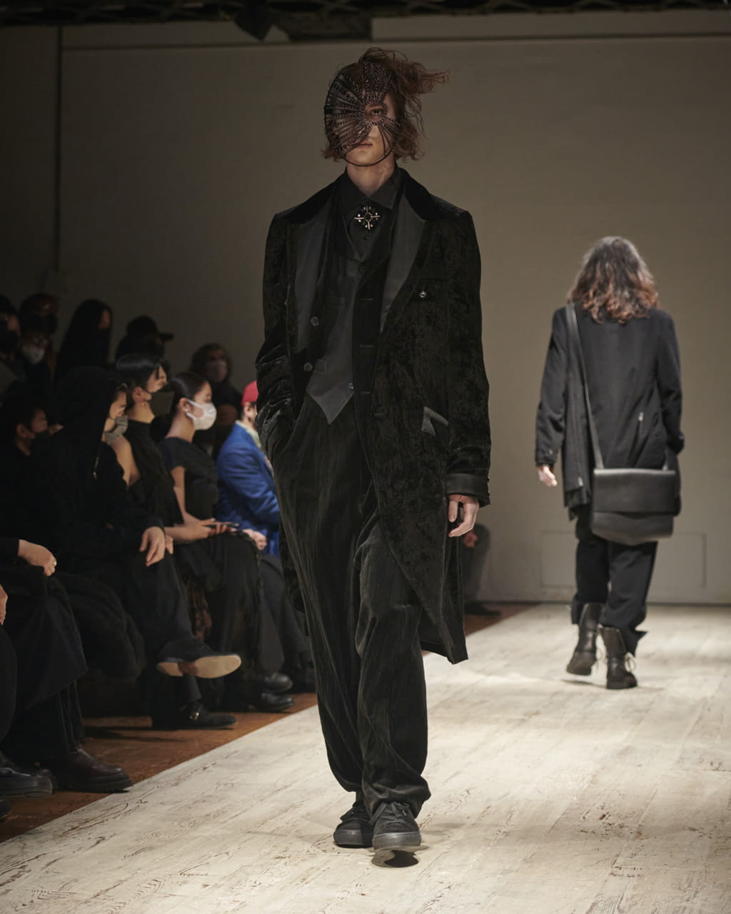Fashion Week Paris Fall/Winter 2022 look 18 from the Yohji Yamamoto collection menswear