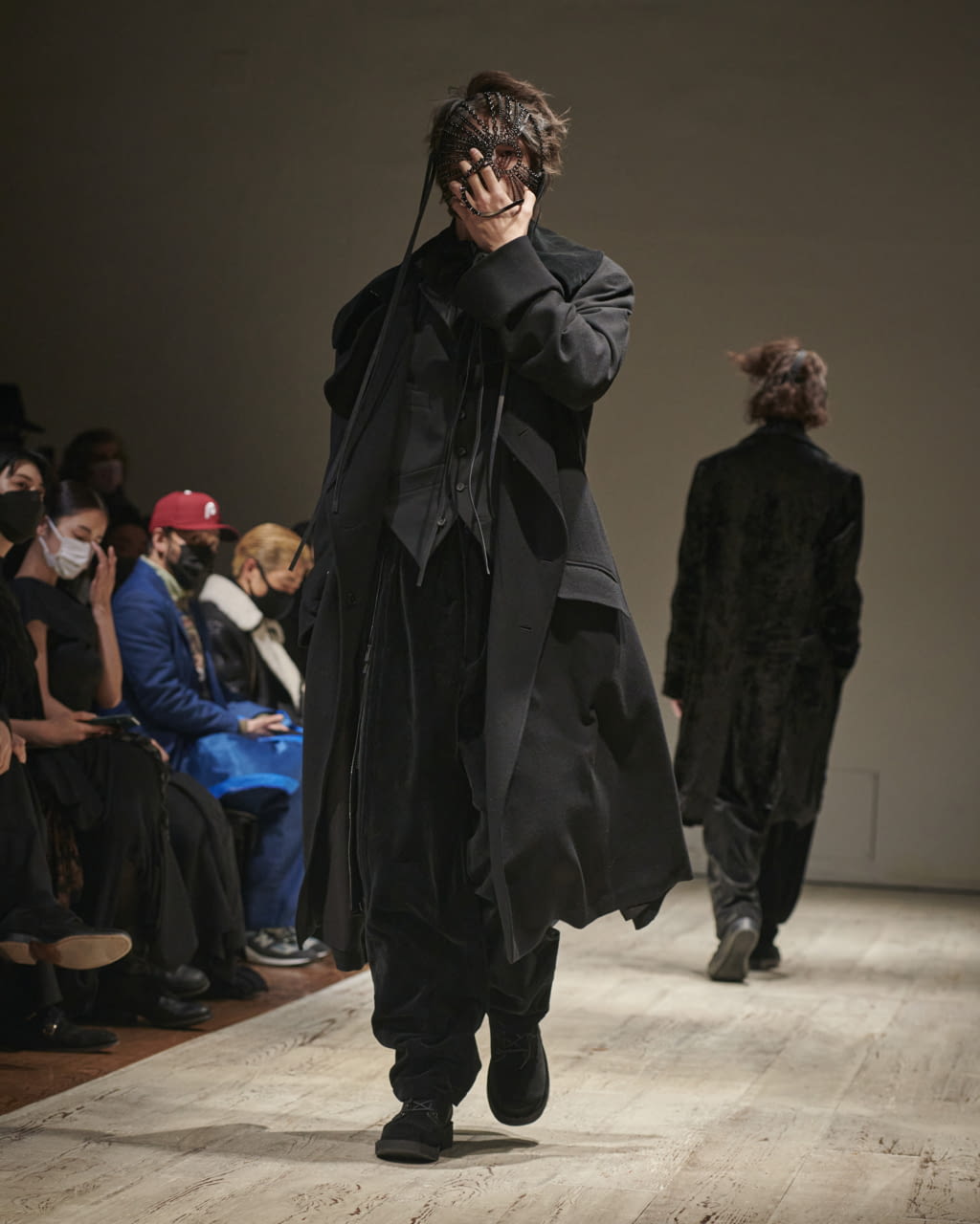 Fashion Week Paris Fall/Winter 2022 look 19 from the Yohji Yamamoto collection menswear