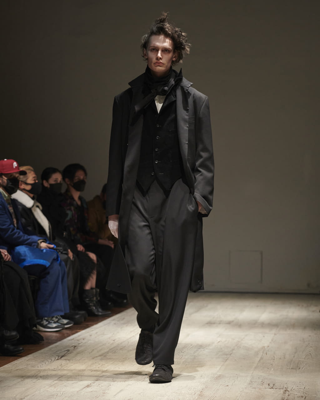 Fashion Week Paris Fall/Winter 2022 look 2 from the Yohji Yamamoto collection menswear