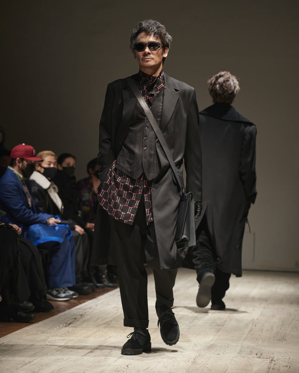 Fashion Week Paris Fall/Winter 2022 look 20 from the Yohji Yamamoto collection menswear