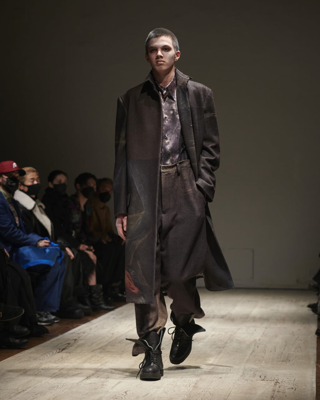 Fashion Week Paris Fall/Winter 2022 look 26 de la collection Yohji Yamamoto menswear