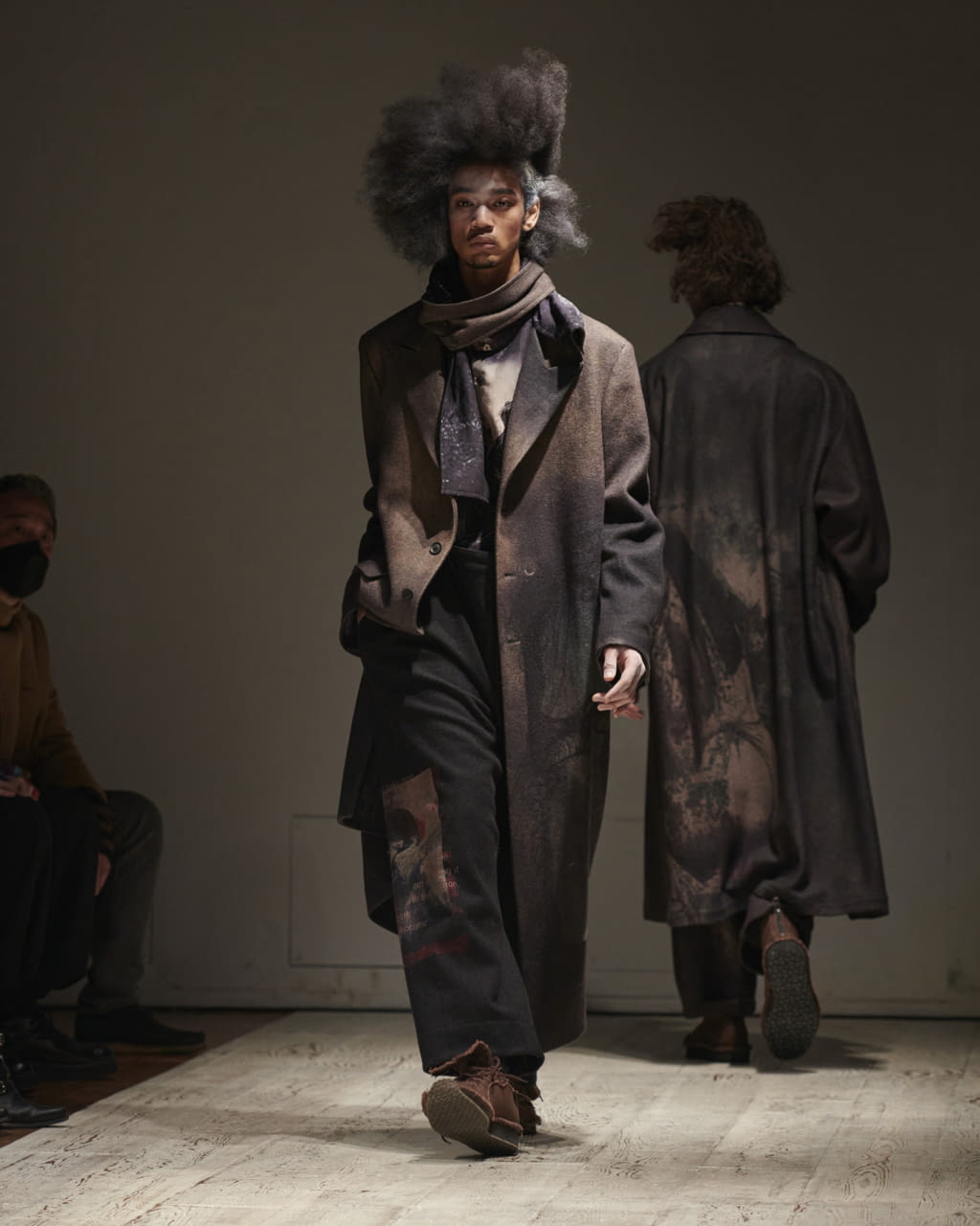 Fashion Week Paris Fall/Winter 2022 look 28 from the Yohji Yamamoto collection 男装