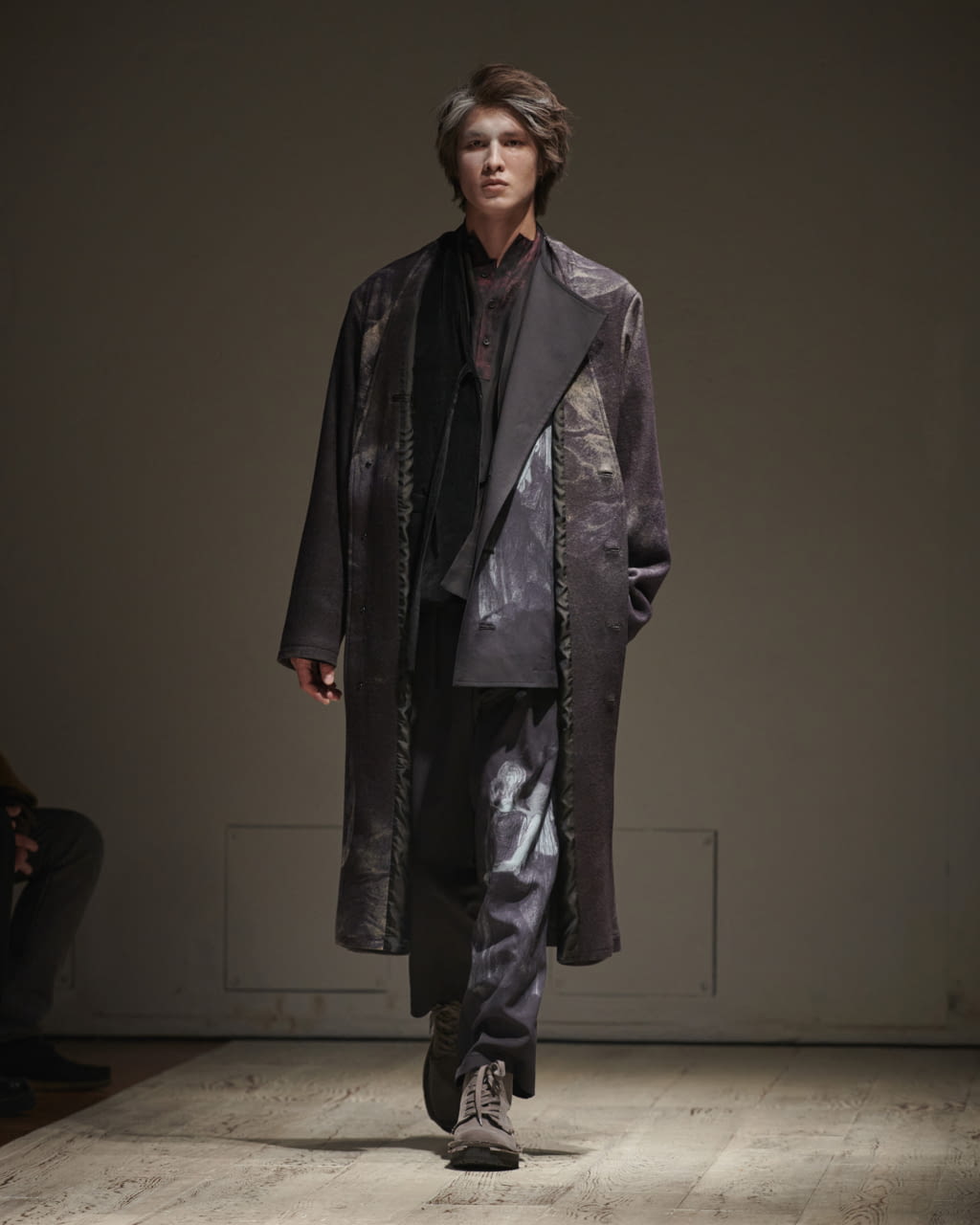 Fashion Week Paris Fall/Winter 2022 look 29 from the Yohji Yamamoto collection menswear