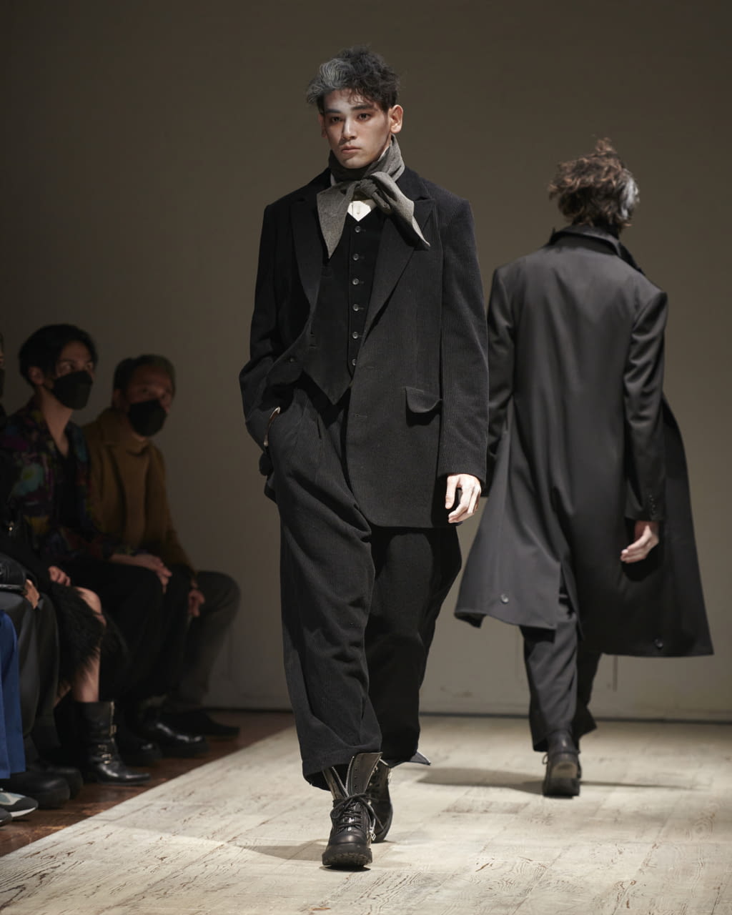 Fashion Week Paris Fall/Winter 2022 look 3 from the Yohji Yamamoto collection menswear
