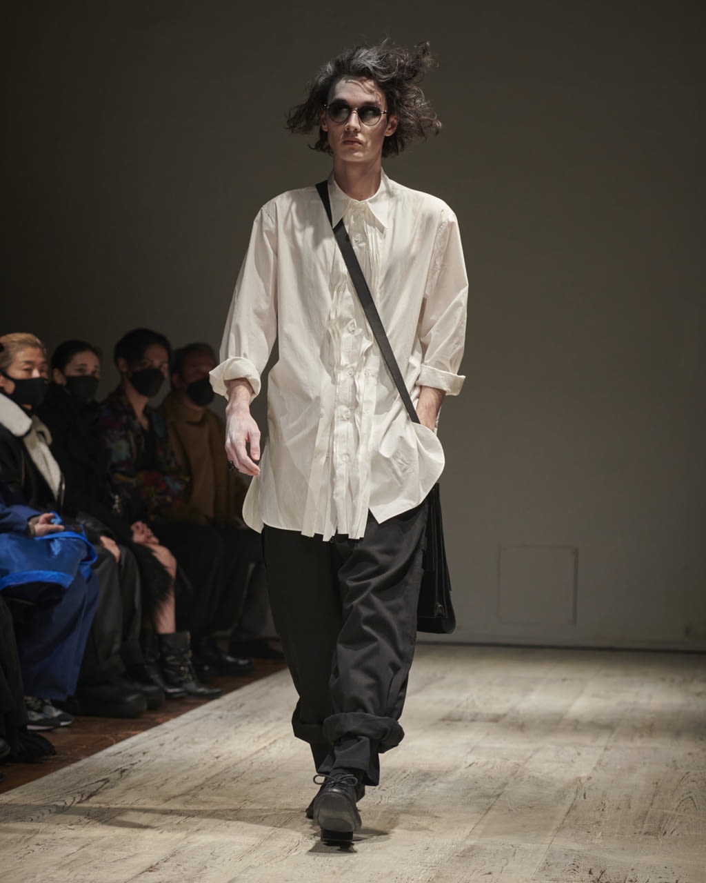 Fashion Week Paris Fall/Winter 2022 look 31 from the Yohji Yamamoto collection menswear
