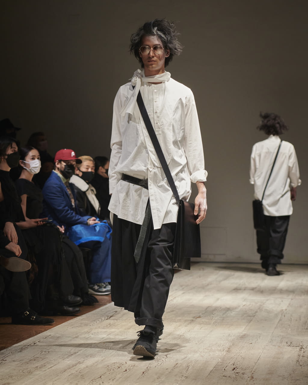 Fashion Week Paris Fall/Winter 2022 look 32 from the Yohji Yamamoto collection 男装