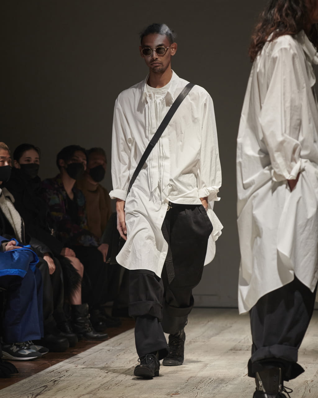 Fashion Week Paris Fall/Winter 2022 look 34 from the Yohji Yamamoto collection menswear