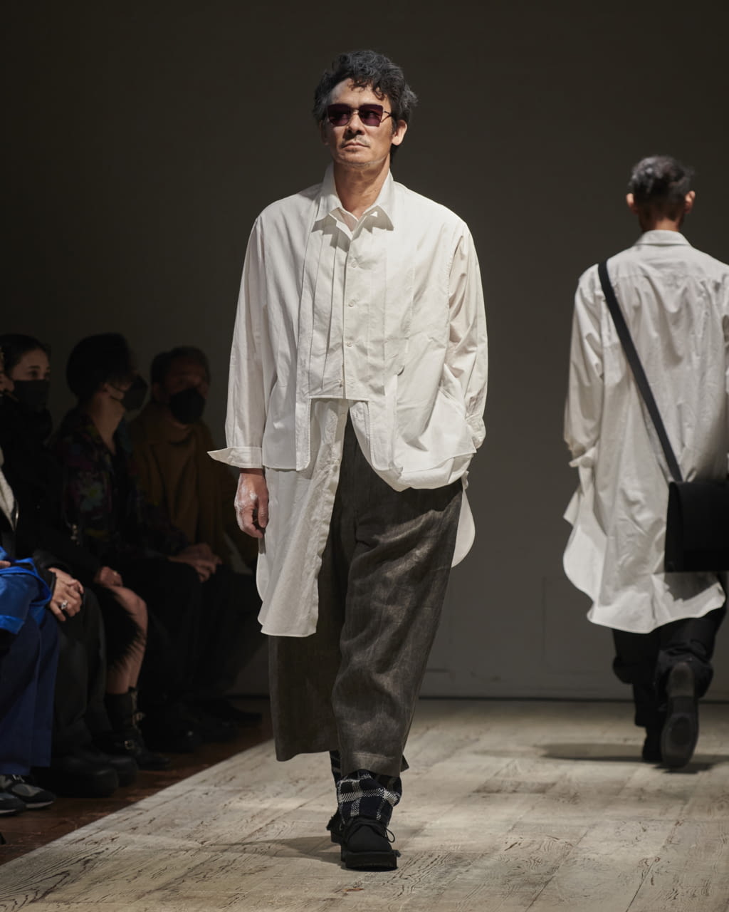Fashion Week Paris Fall/Winter 2022 look 35 from the Yohji Yamamoto collection menswear
