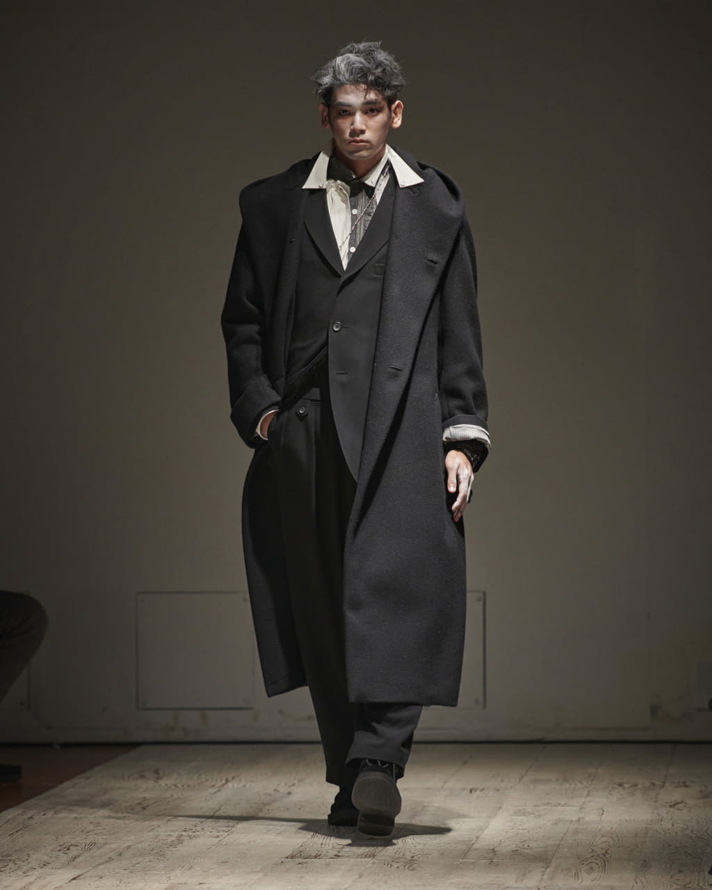 Fashion Week Paris Fall/Winter 2022 look 36 from the Yohji Yamamoto collection menswear