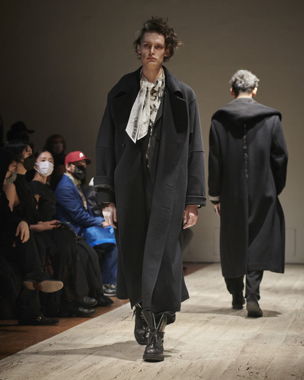 Fashion Week Paris Fall/Winter 2022 look 37 de la collection Yohji Yamamoto menswear