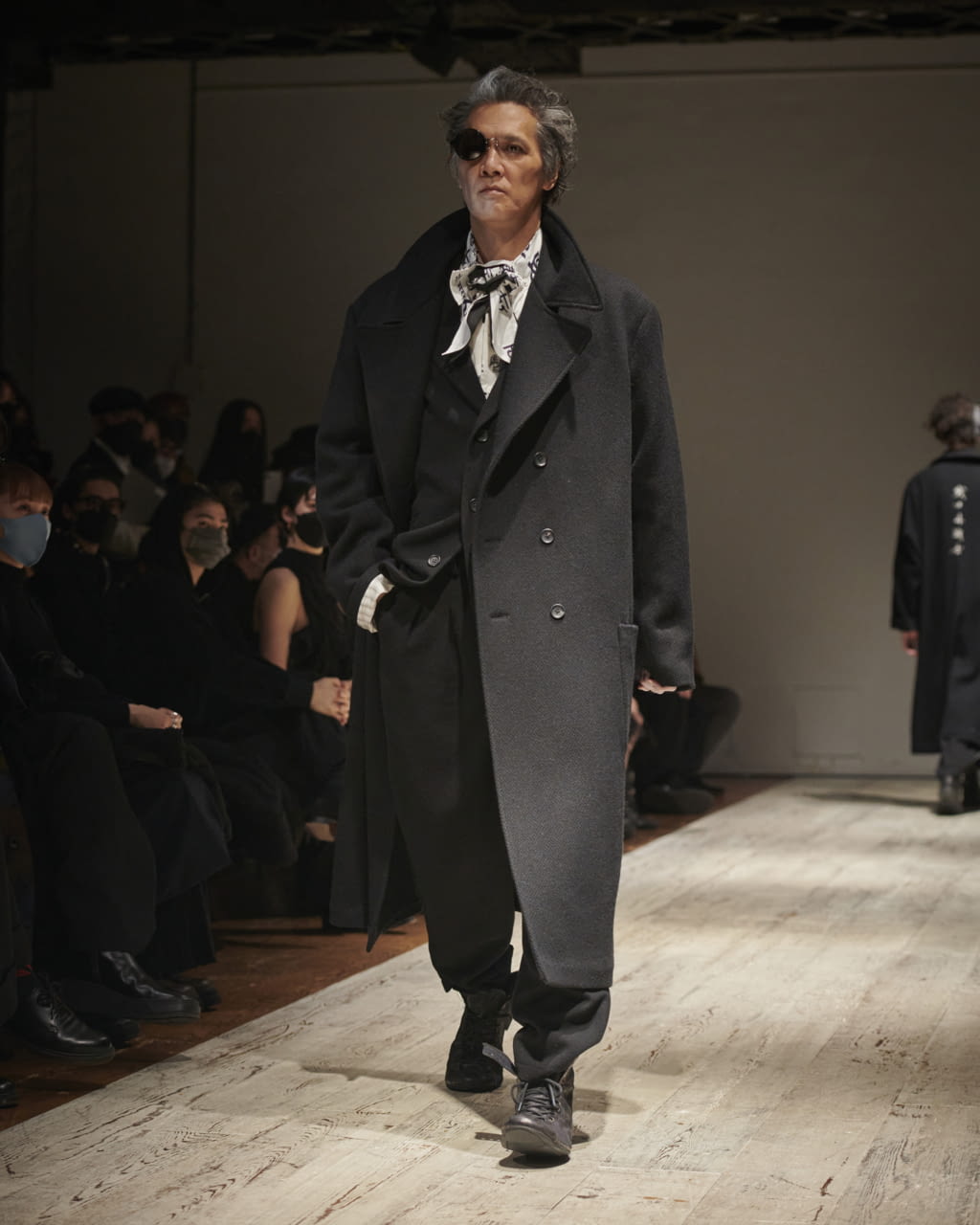 Fashion Week Paris Fall/Winter 2022 look 38 from the Yohji Yamamoto collection menswear