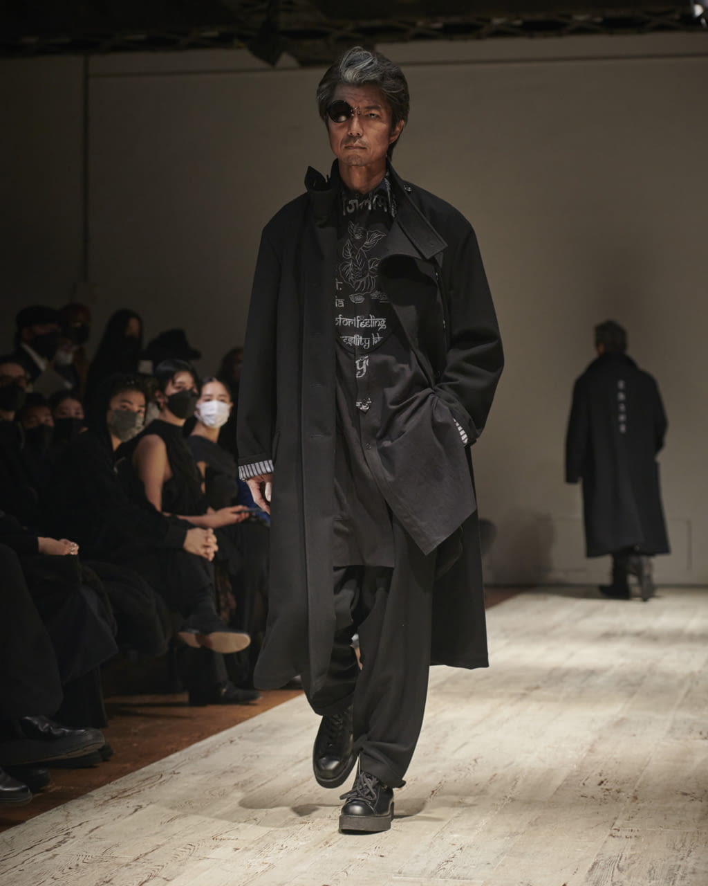 Fashion Week Paris Fall/Winter 2022 look 39 from the Yohji Yamamoto collection 男装