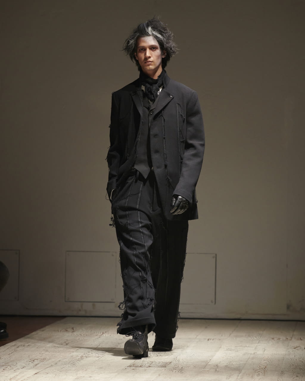 Fashion Week Paris Fall/Winter 2022 look 4 de la collection Yohji Yamamoto menswear