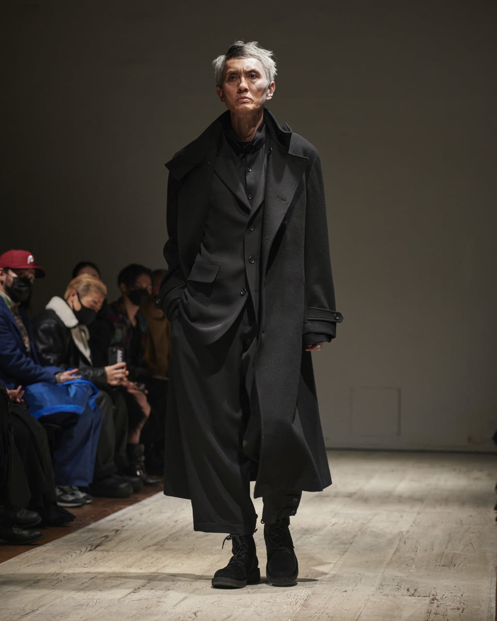 Fashion Week Paris Fall/Winter 2022 look 40 from the Yohji Yamamoto collection 男装