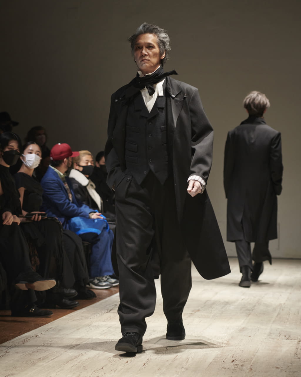 Fashion Week Paris Fall/Winter 2022 look 6 from the Yohji Yamamoto collection 男装