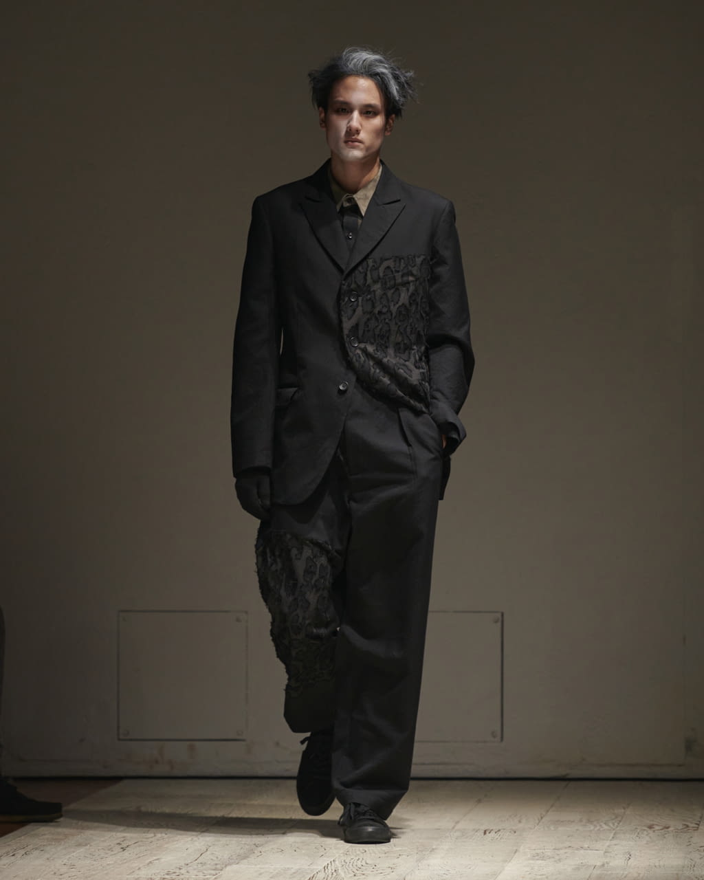Fashion Week Paris Fall/Winter 2022 look 8 from the Yohji Yamamoto collection menswear