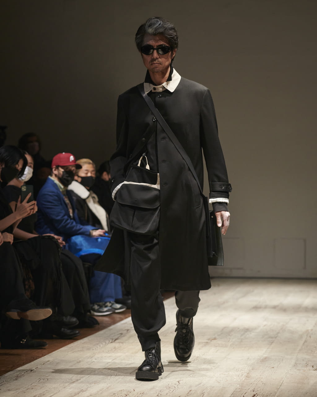 Fashion Week Paris Fall/Winter 2022 look 9 from the Yohji Yamamoto collection menswear