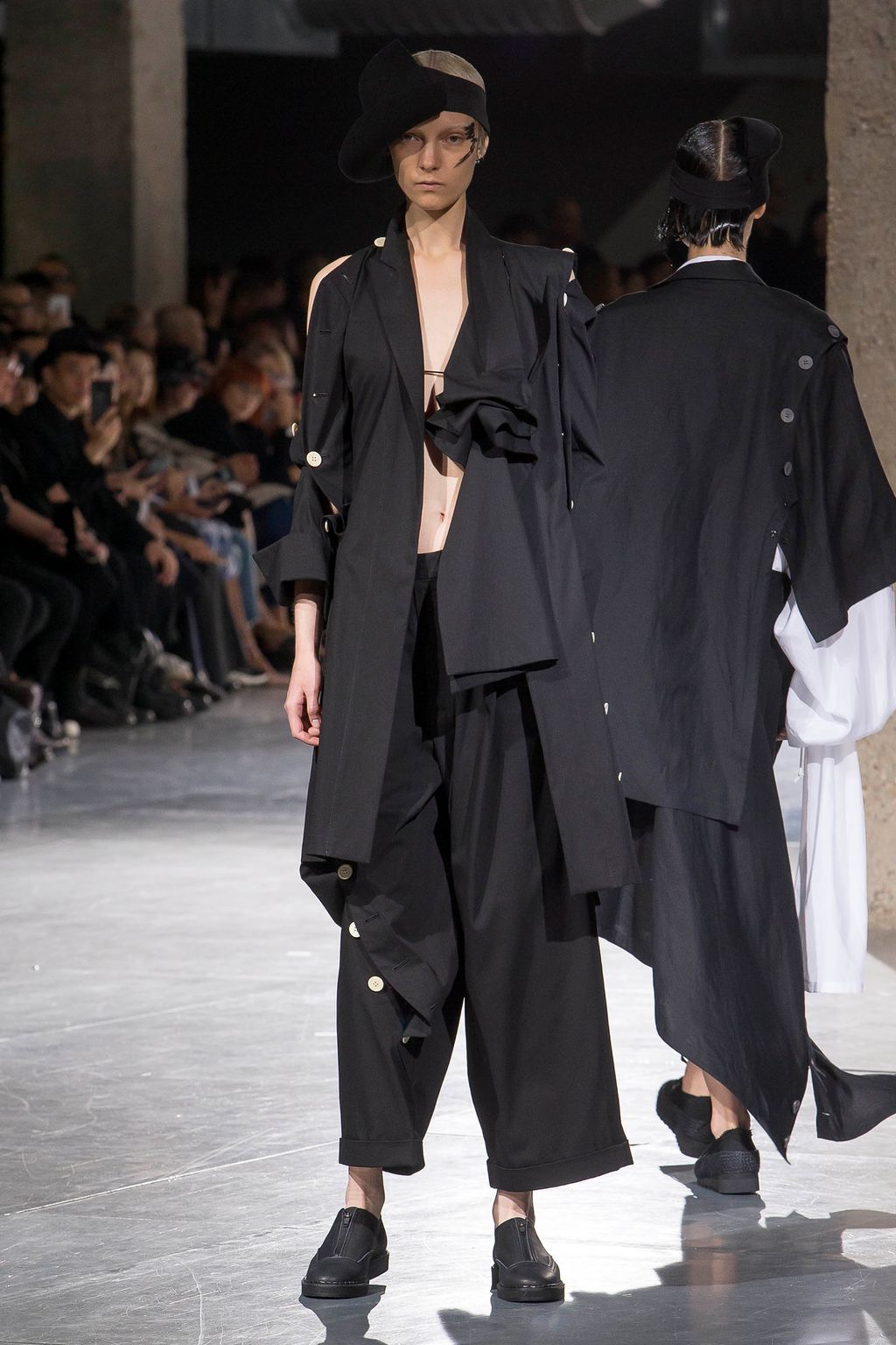 Fashion Week Paris Spring/Summer 2018 look 3 from the Yohji Yamamoto collection 女装