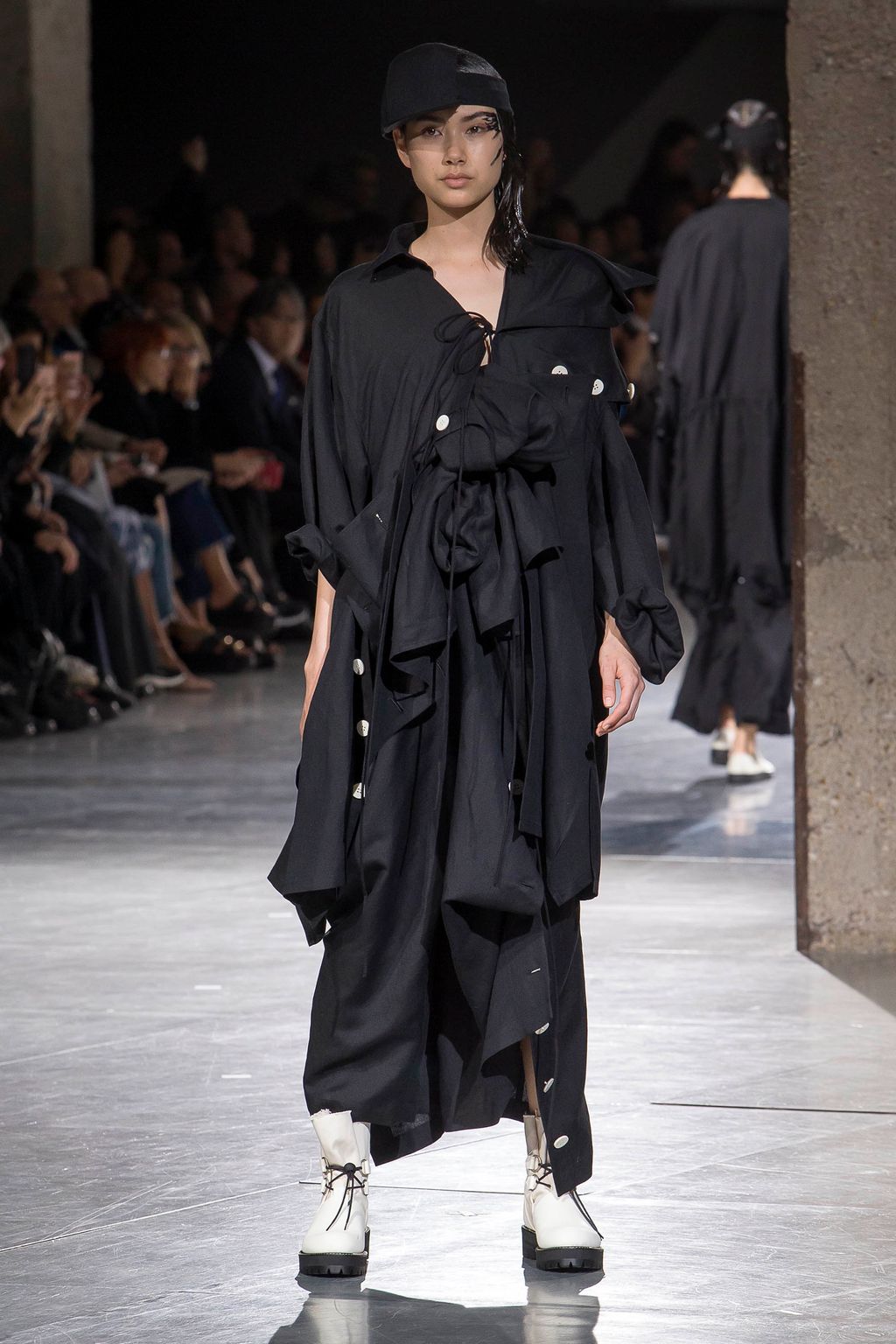 Fashion Week Paris Spring/Summer 2018 look 4 from the Yohji Yamamoto collection 女装