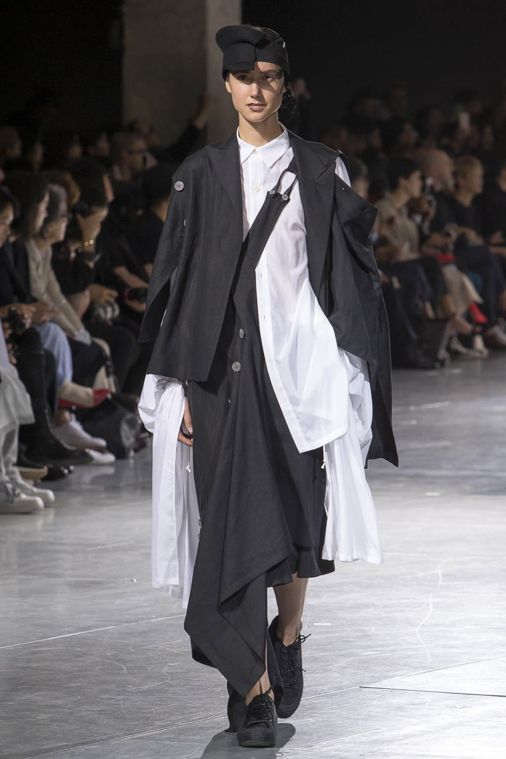 Fashion Week Paris Spring/Summer 2018 look 5 from the Yohji Yamamoto collection 女装
