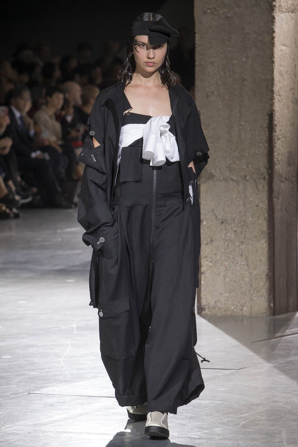 Fashion Week Paris Spring/Summer 2018 look 6 from the Yohji Yamamoto collection 女装