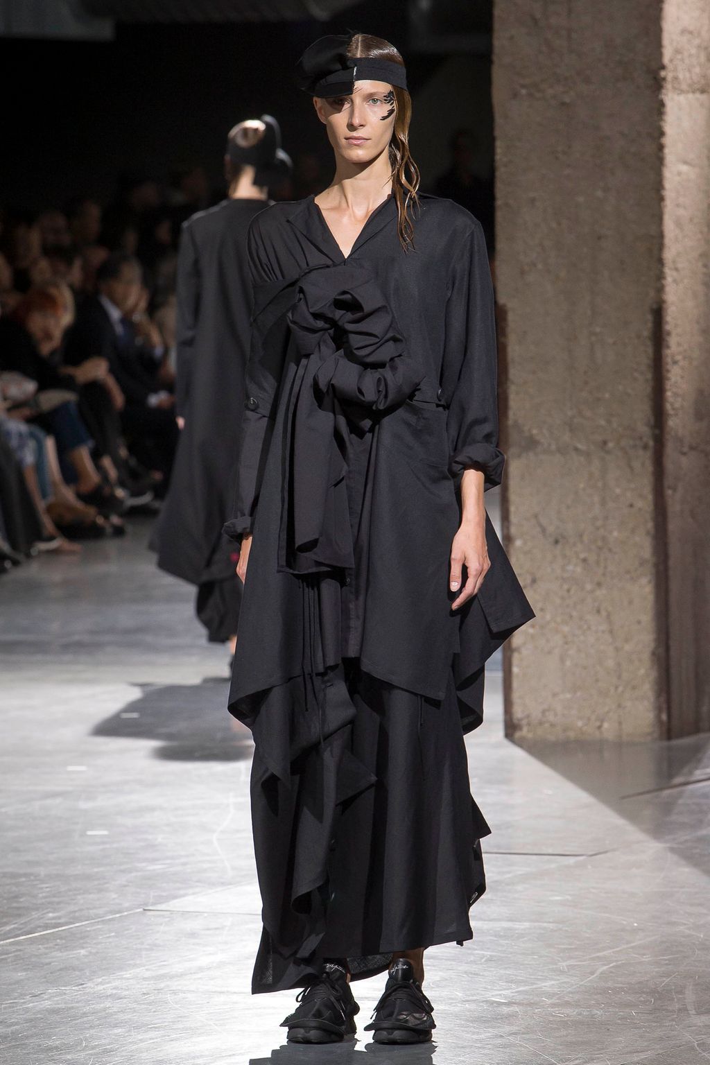 Fashion Week Paris Spring/Summer 2018 look 8 de la collection Yohji Yamamoto womenswear