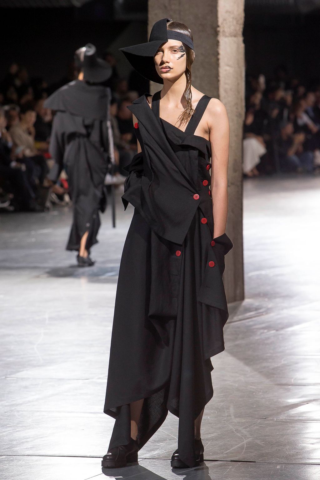 Fashion Week Paris Spring/Summer 2018 look 9 from the Yohji Yamamoto collection 女装