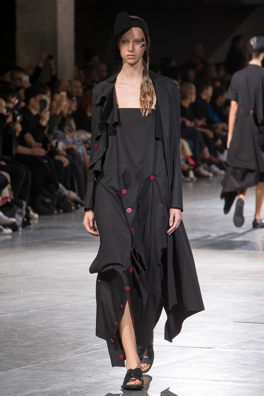 Fashion Week Paris Spring/Summer 2018 look 10 from the Yohji Yamamoto collection 女装
