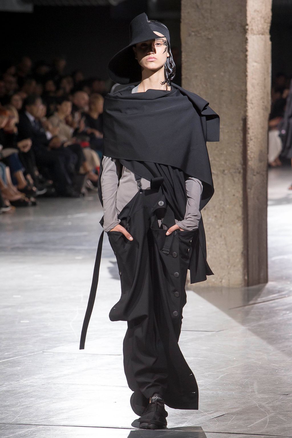 Fashion Week Paris Spring/Summer 2018 look 11 from the Yohji Yamamoto collection 女装