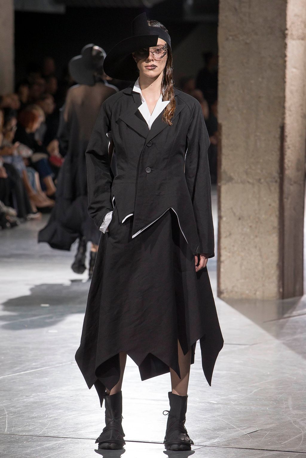 Fashion Week Paris Spring/Summer 2018 look 13 from the Yohji Yamamoto collection 女装