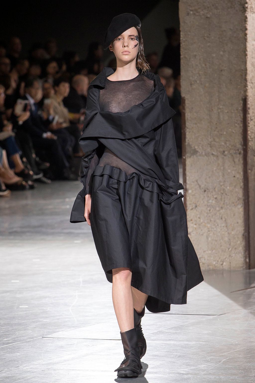 Fashion Week Paris Spring/Summer 2018 look 16 from the Yohji Yamamoto collection 女装