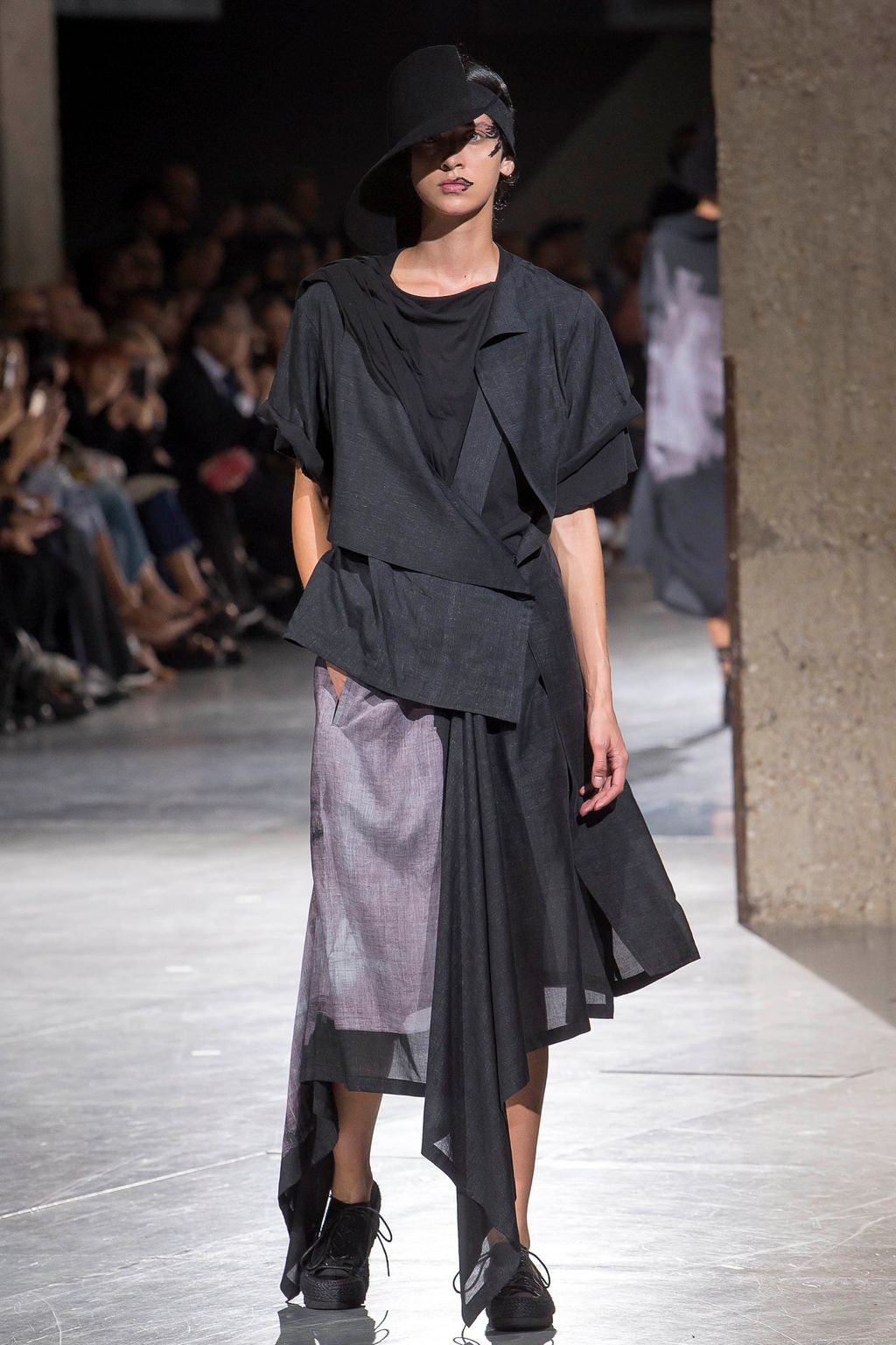 Fashion Week Paris Spring/Summer 2018 look 18 from the Yohji Yamamoto collection 女装