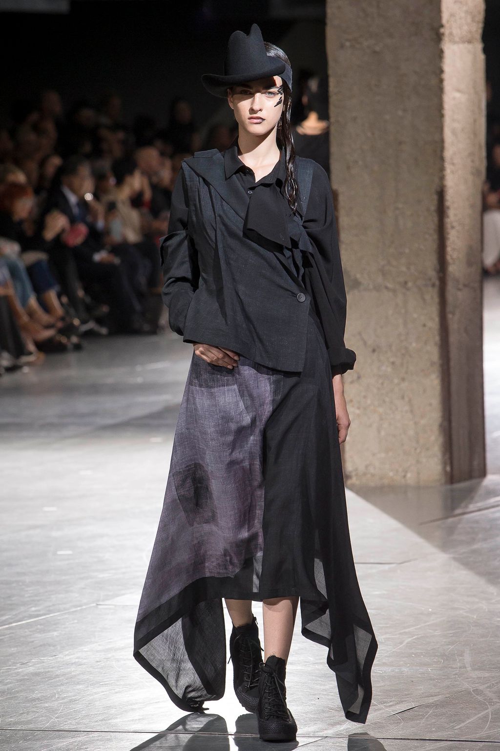 Fashion Week Paris Spring/Summer 2018 look 19 from the Yohji Yamamoto collection 女装