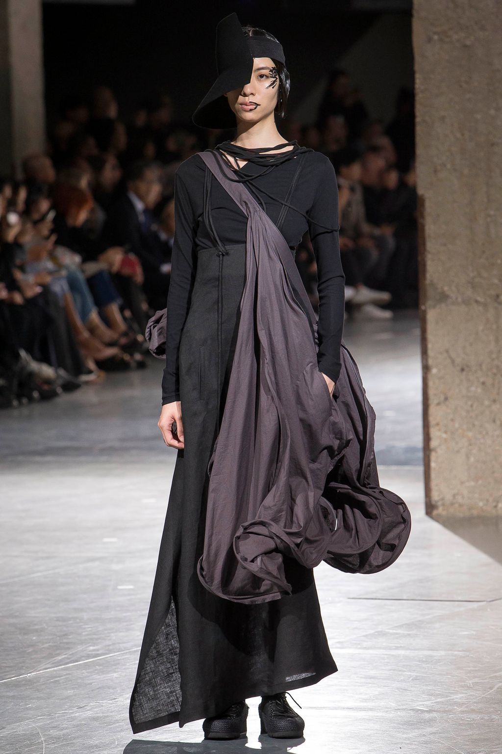Fashion Week Paris Spring/Summer 2018 look 21 from the Yohji Yamamoto collection 女装