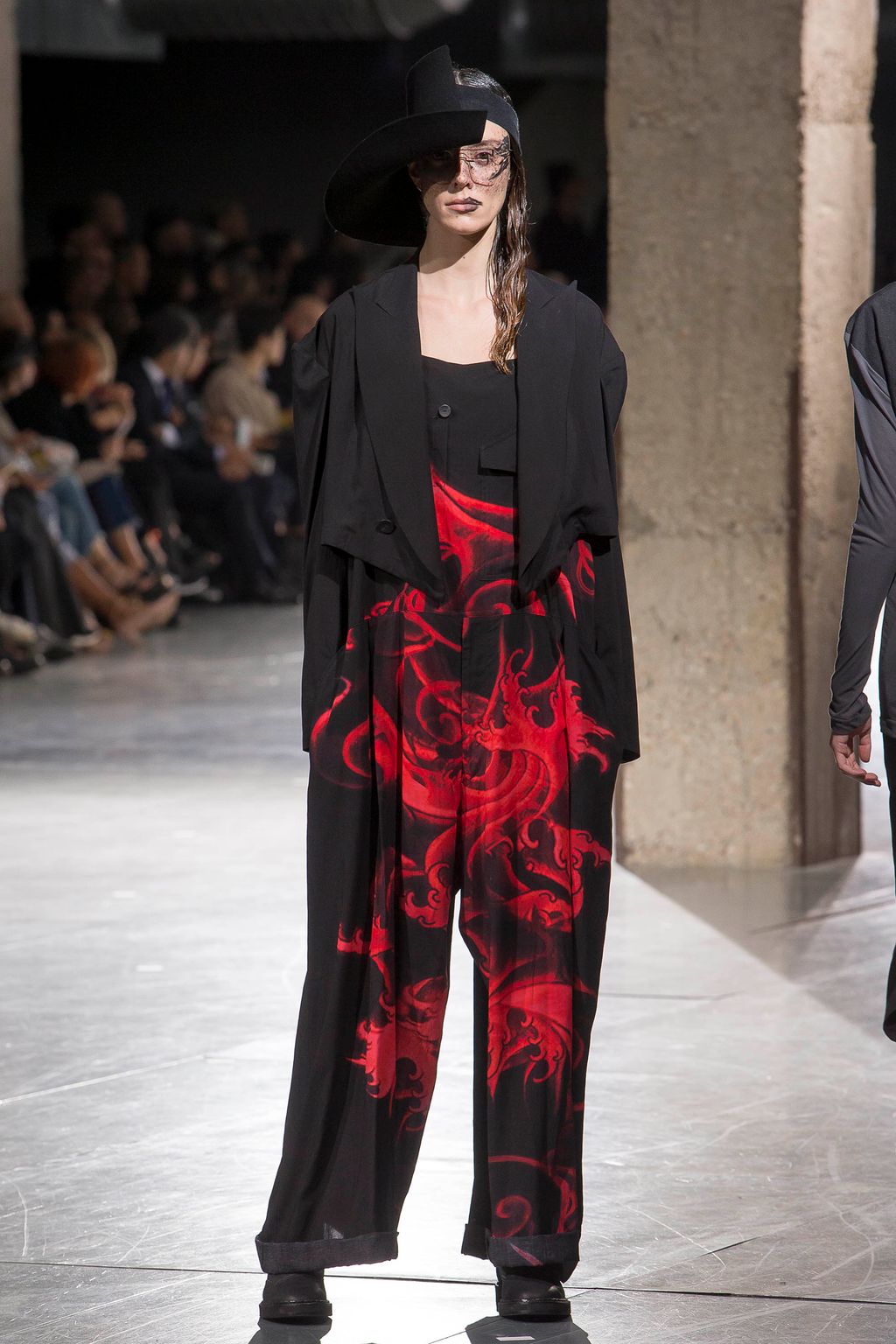 Fashion Week Paris Spring/Summer 2018 look 28 from the Yohji Yamamoto collection 女装