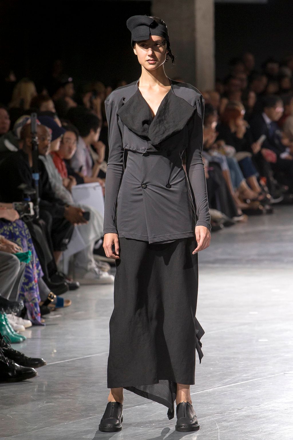 Fashion Week Paris Spring/Summer 2018 look 30 from the Yohji Yamamoto collection 女装