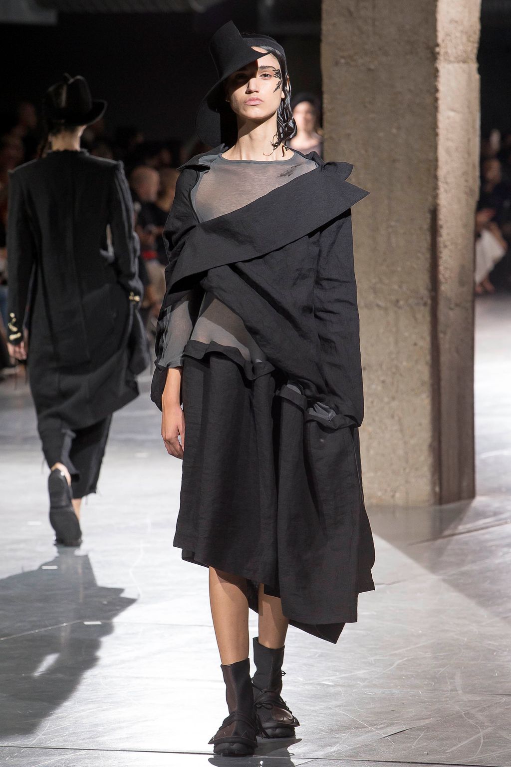 Fashion Week Paris Spring/Summer 2018 look 31 from the Yohji Yamamoto collection 女装