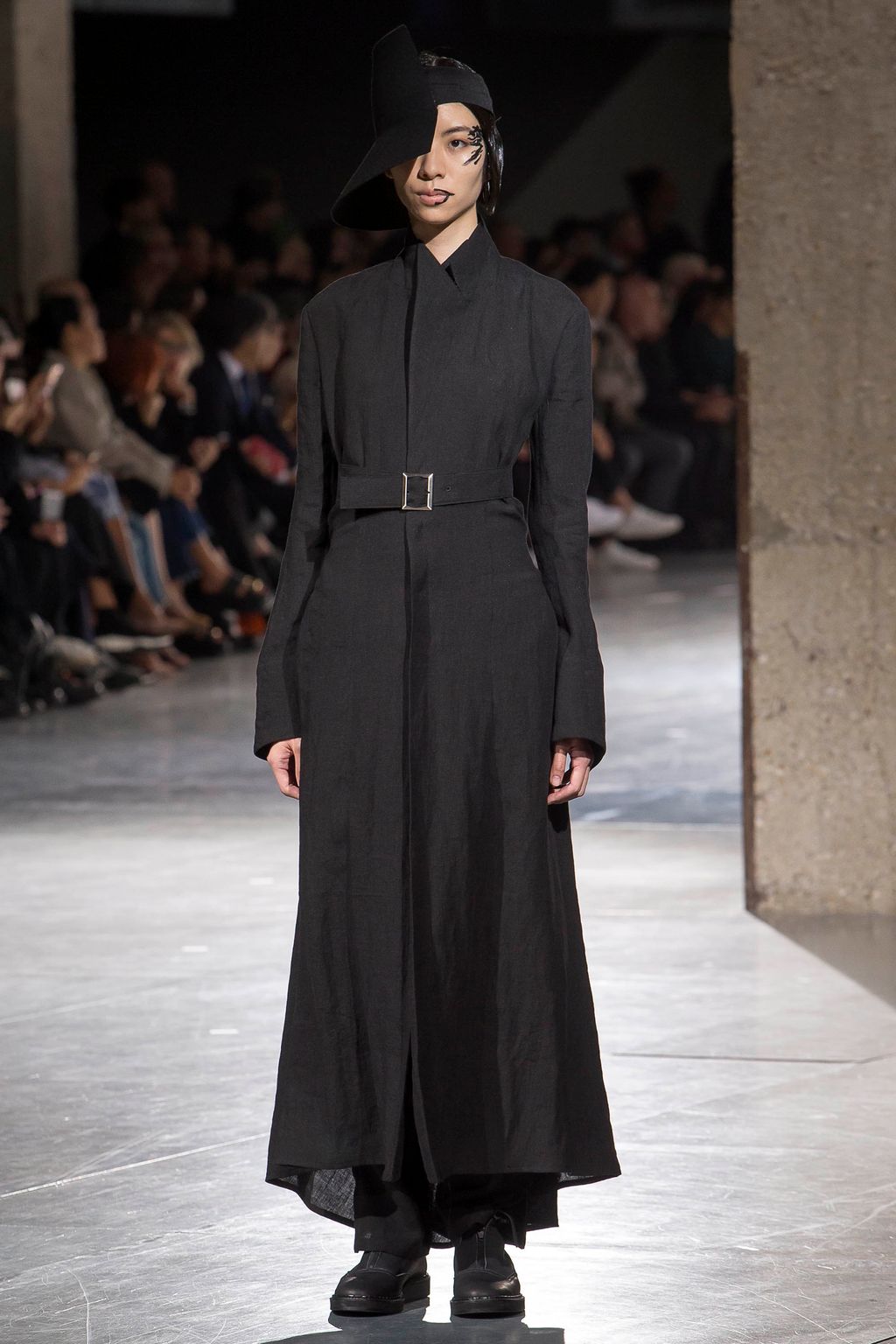 Fashion Week Paris Spring/Summer 2018 look 39 from the Yohji Yamamoto collection 女装