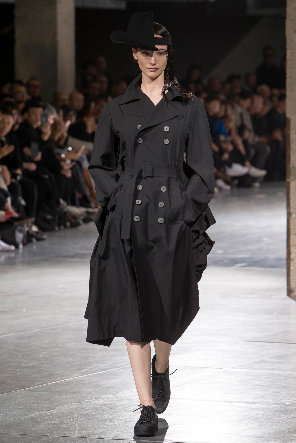 Fashion Week Paris Spring/Summer 2018 look 40 from the Yohji Yamamoto collection 女装
