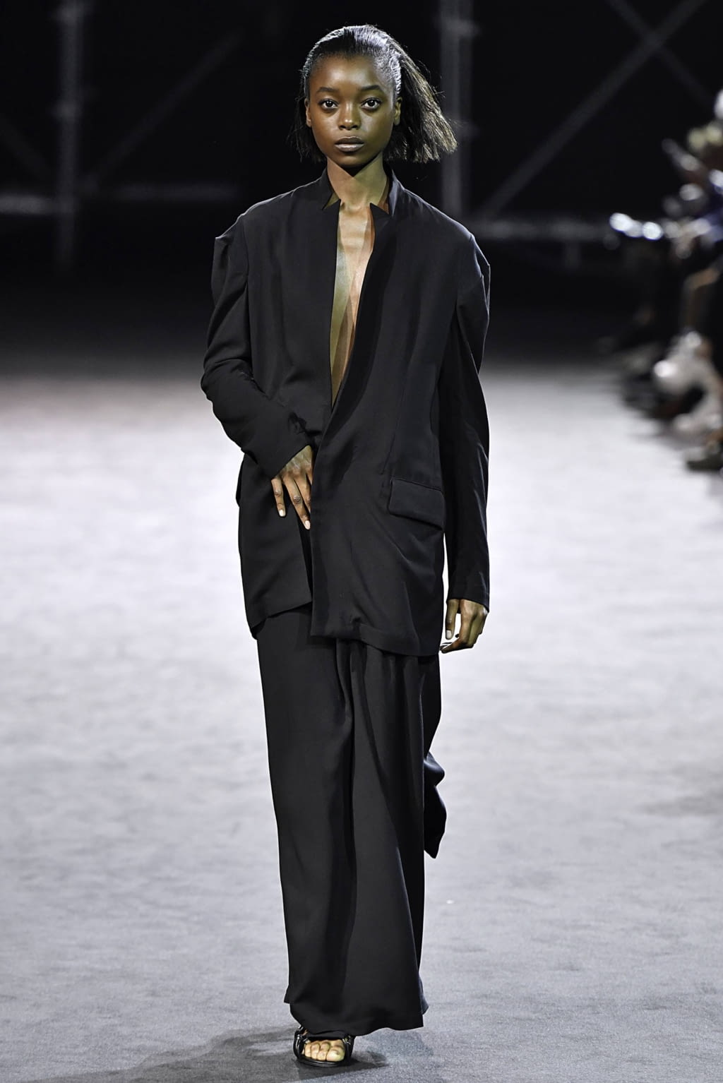 Fashion Week Paris Spring/Summer 2019 look 1 from the Yohji Yamamoto collection 女装