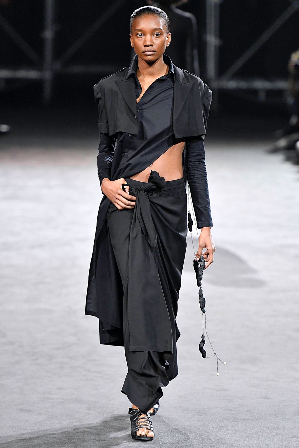 Fashion Week Paris Spring/Summer 2019 look 4 from the Yohji Yamamoto collection 女装