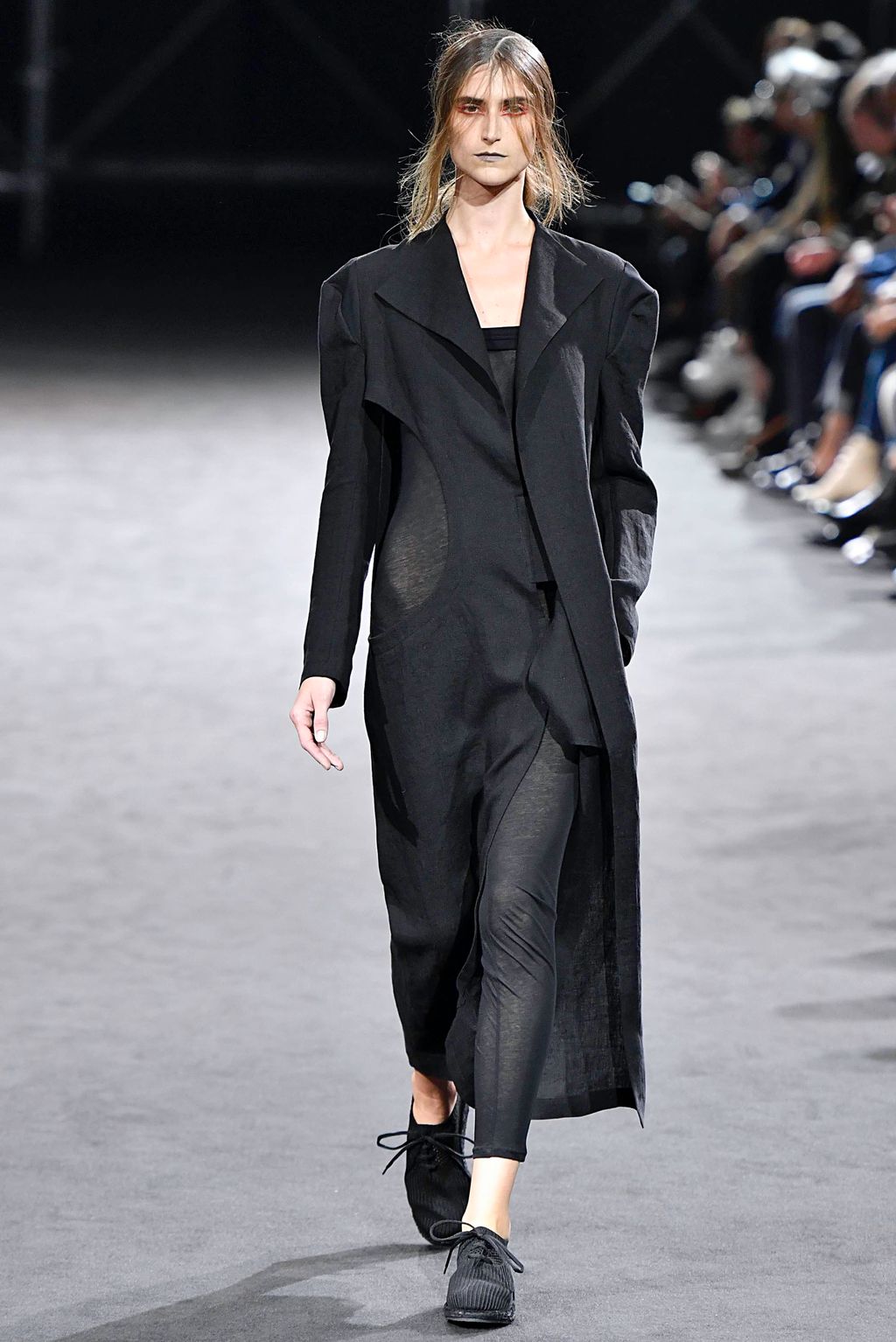 Fashion Week Paris Spring/Summer 2019 look 6 from the Yohji Yamamoto collection 女装