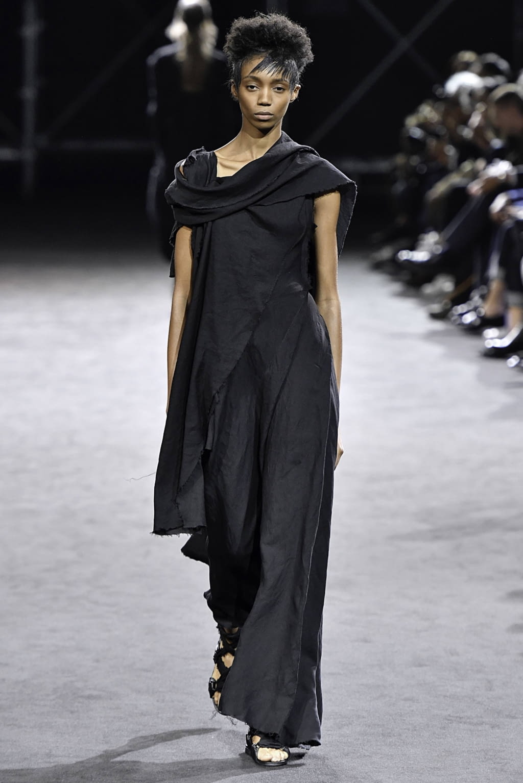 Fashion Week Paris Spring/Summer 2019 look 7 from the Yohji Yamamoto collection 女装