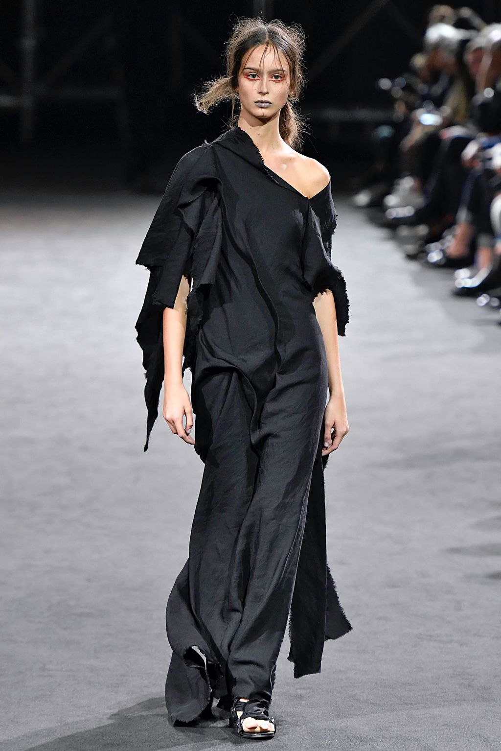 Fashion Week Paris Spring/Summer 2019 look 8 from the Yohji Yamamoto collection 女装