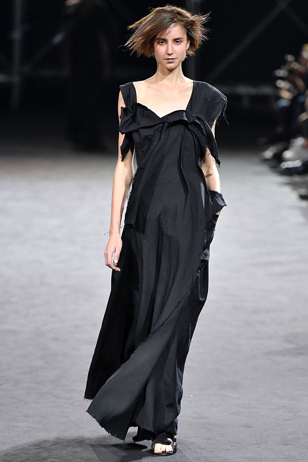 Fashion Week Paris Spring/Summer 2019 look 9 from the Yohji Yamamoto collection 女装