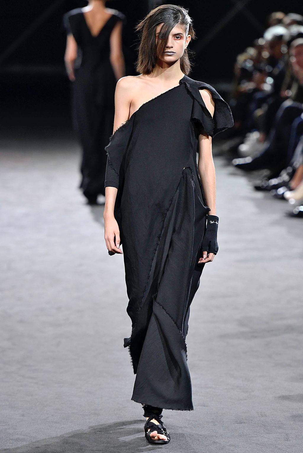 Fashion Week Paris Spring/Summer 2019 look 10 from the Yohji Yamamoto collection 女装